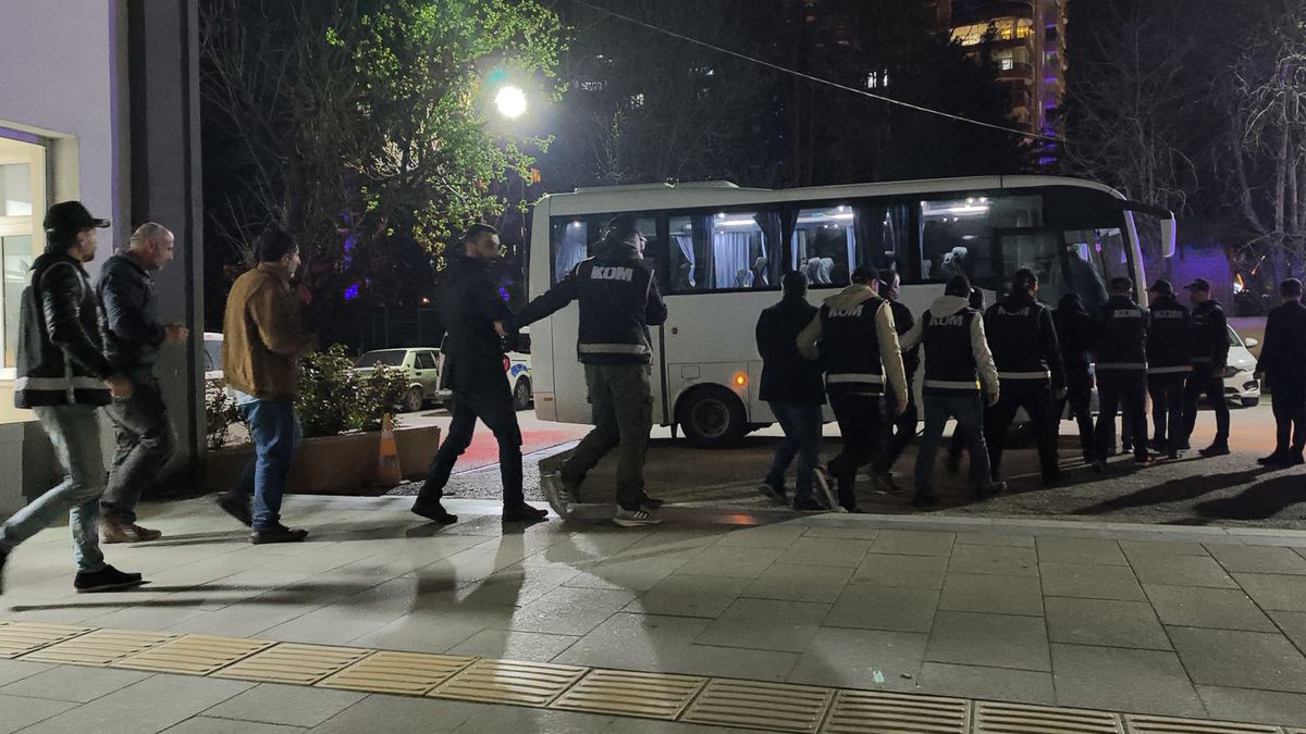 Tokat ve Şanlıurfa’da Yazılı Ehliyet Sınavına Sahte Joker Aday Operasyonu: 14 Tutuklama