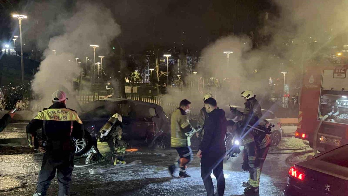 Beşiktaş'ta Park Halindeki Elektrikli Otomobil Alev Aldı, Yangın Komşu Araca Sıçradı