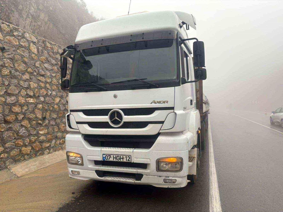 Antalya Manavgat'ta Feci Kaza: Otomobil Tır Dorsesine Çarptı, 6 Yaşındaki Çocuk Hayatını Kaybetti