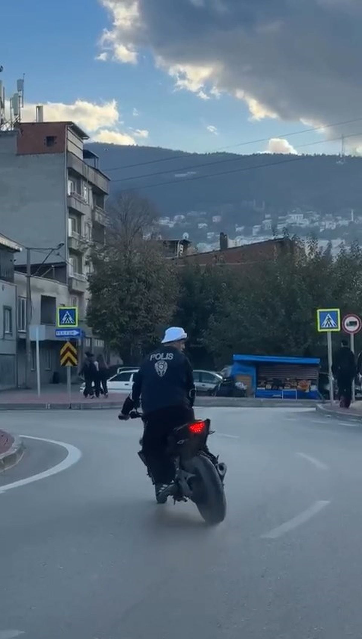 Bursa'da Polis Yeleği Giyip Plakasız Motosikletle Drift Atan Sürücüye 365 Bin Lira Ceza