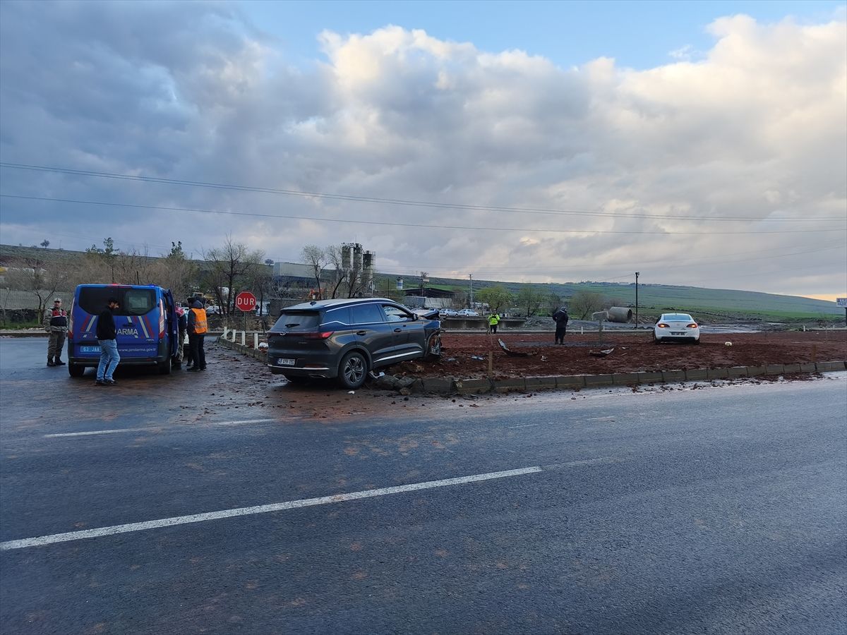 Şanlıurfa Siverek'te İki Otomobil Çarpıştı: 8 Kişi Yaralandı