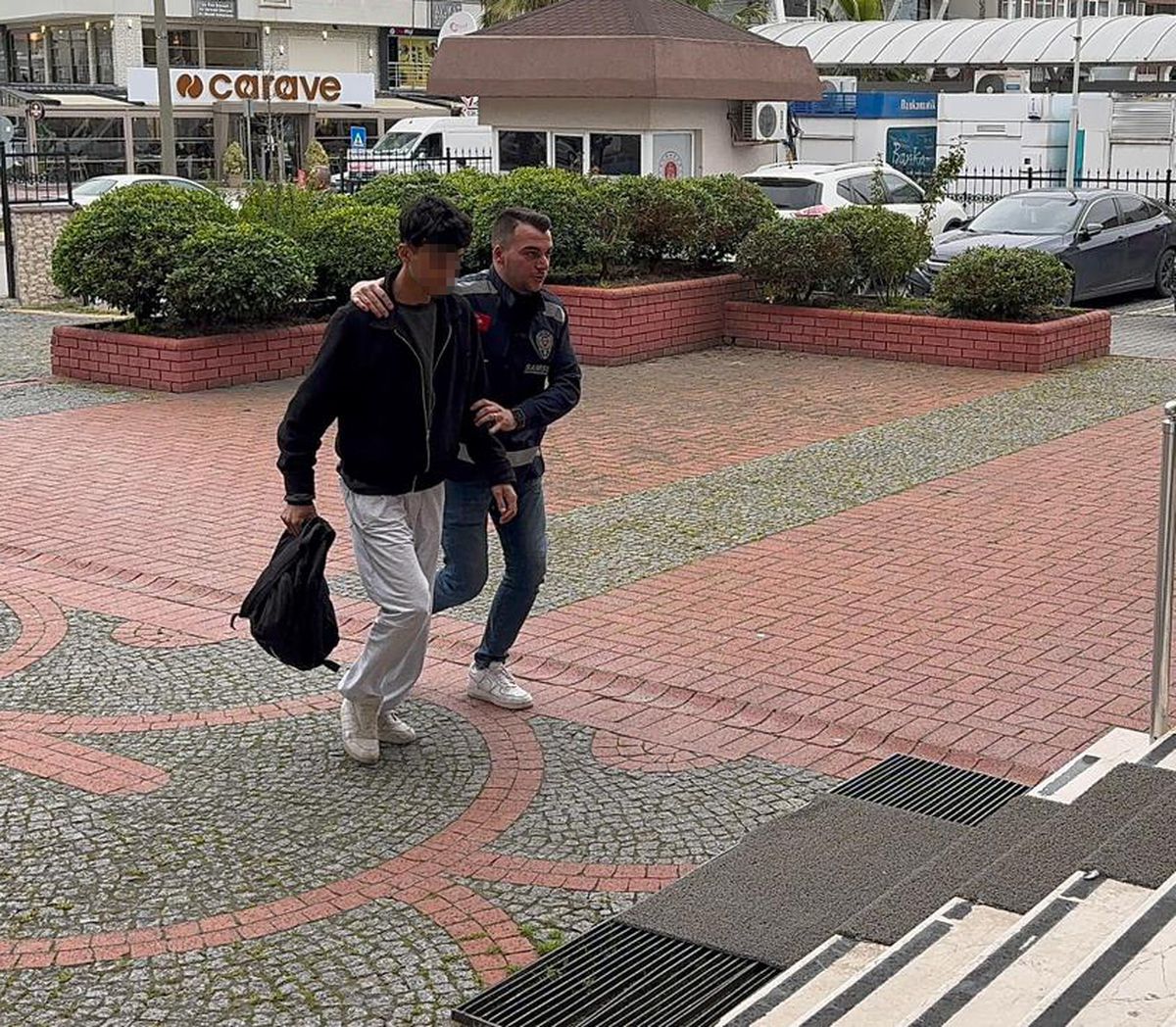 Bafra'da Elektronik Ehliyet Sınavında Kopya Düzenekleriyle Yakalanan 5 Şüpheli Suçüstü Tutuklandı