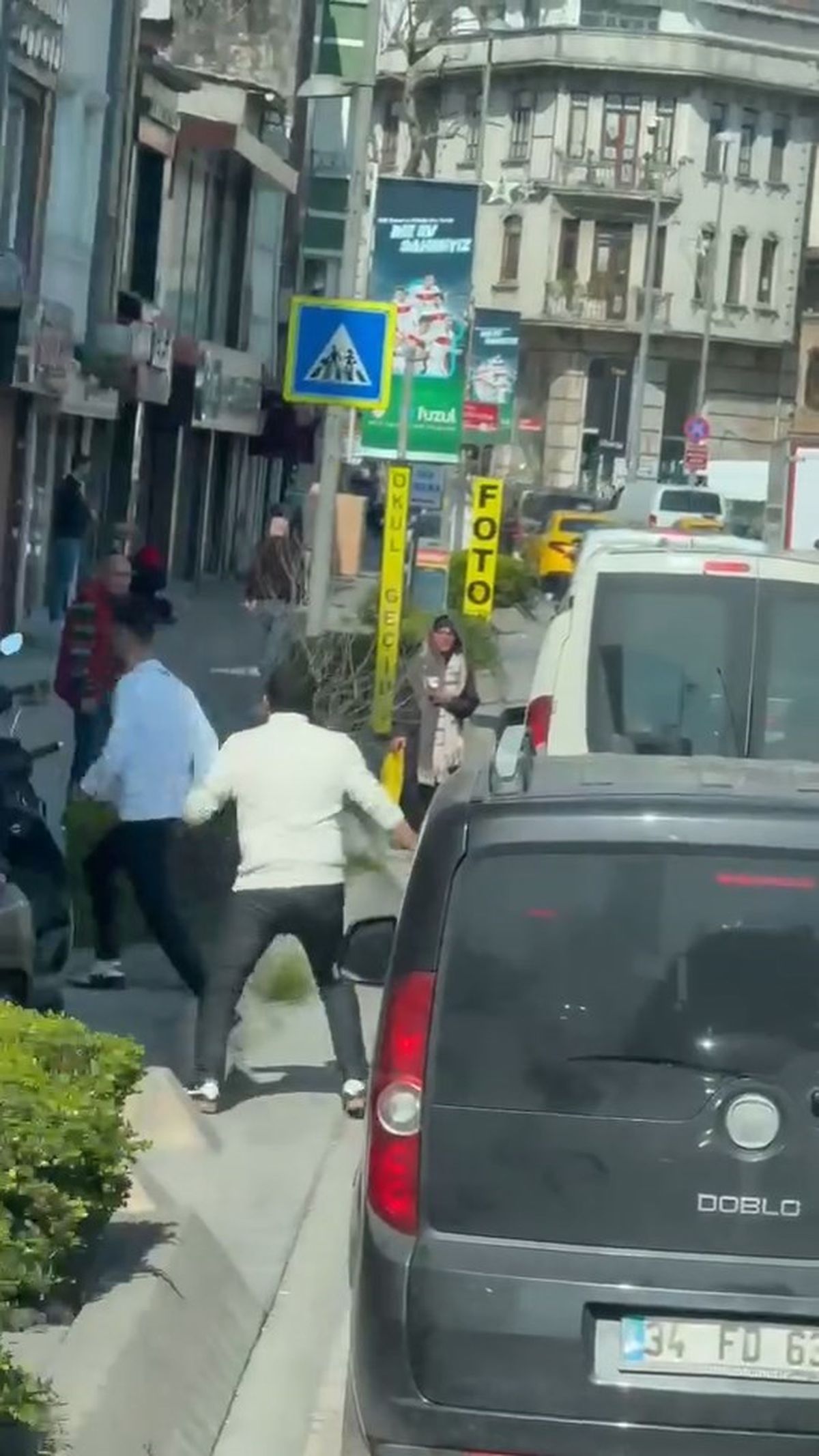 Beyoğlu'nda Trafikte Yol Verme Tartışması Kanlı Bıçaklı Kavgaya Dönüştü
