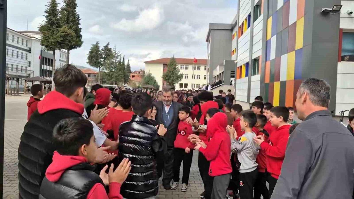 Burdur Bucak'ta 65 Yaşındaki Din Kültürü Öğretmeni Süleyman Arı, Meslekten Emekli Oldu