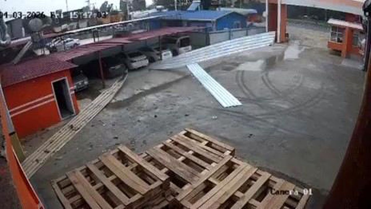 Tarsus'ta Şiddetli Rüzgar İş Yeri Çatısını Uçurdu, Panik Yaratıldı