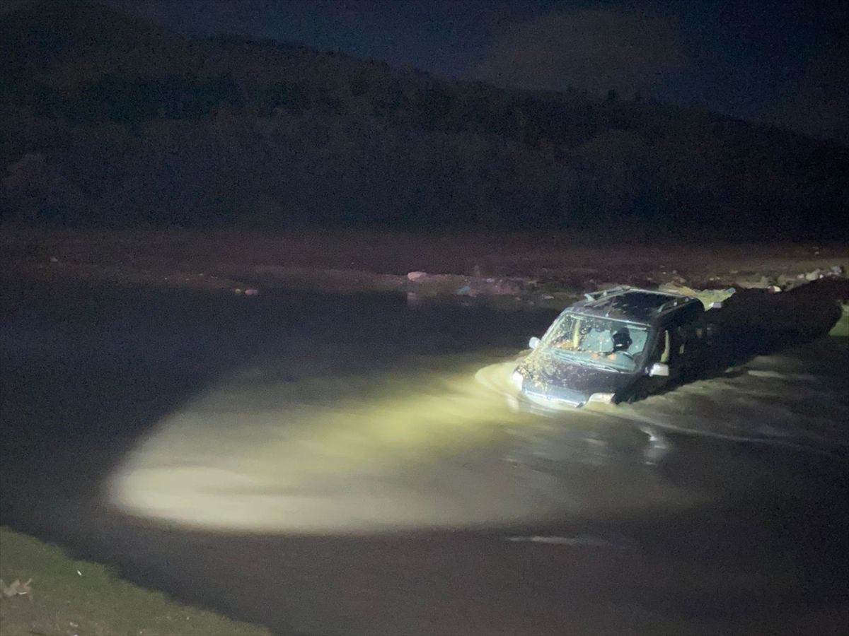 Afyonkarahisar Şuhut’ta Çayda Mahsur Kalan Hafif Ticari Araç Sürücüsü AFAD Tarafından Kurtarıldı