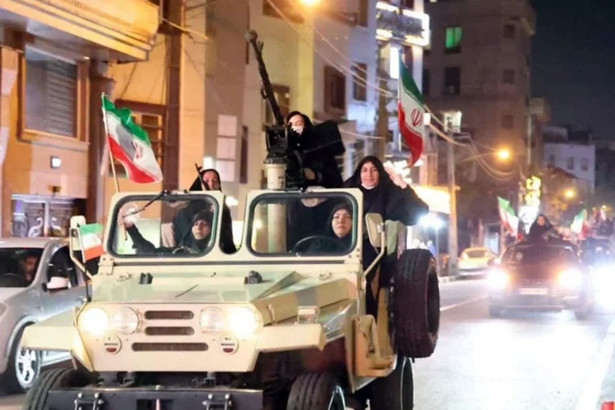 İran’da Kadınların Silahlarla Düzenlediği Gösteri Sosyal Medyayı Salladı