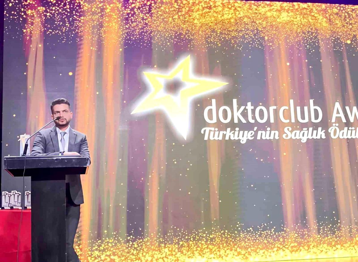 Kayseri Devlet Hastanesi Doktoru Zekeriya Çetinkaya'ya Doctorclub Awards 2025'te 'Yılın Yenilikçi Sağlık Profesyoneli' Ödülü