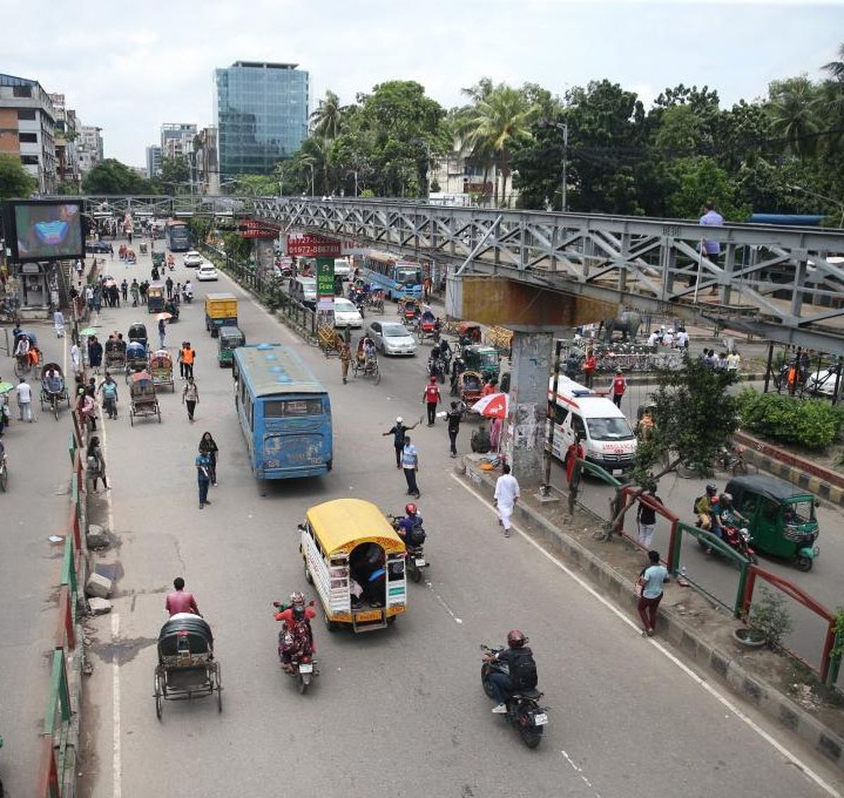 Bangladeş'te Otobüs ile Tren Çarpıştı: 12 Ölü, 26 Yaralı