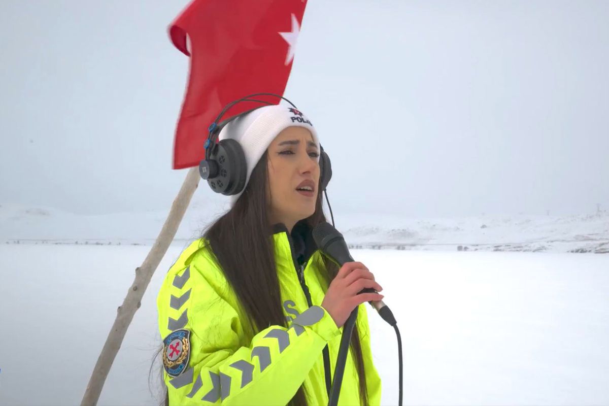 Kars Polisi  Emniyet İçin Çal, Huzur İçin Söyle  Videosu ile Sosyal Medyayı Salladı