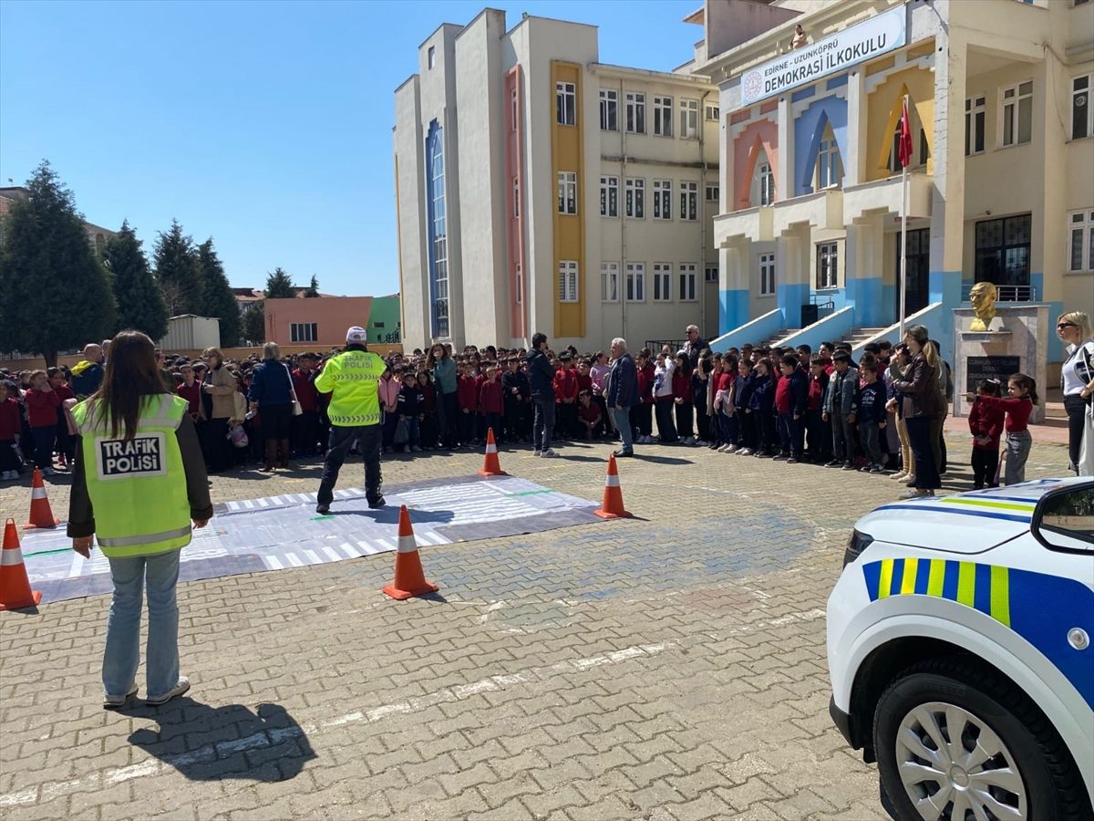 Uzunköprü’de Okullarda Trafik Eğitimi Devam Ediyor, Polis Şehit Ailelerini Unutmadı