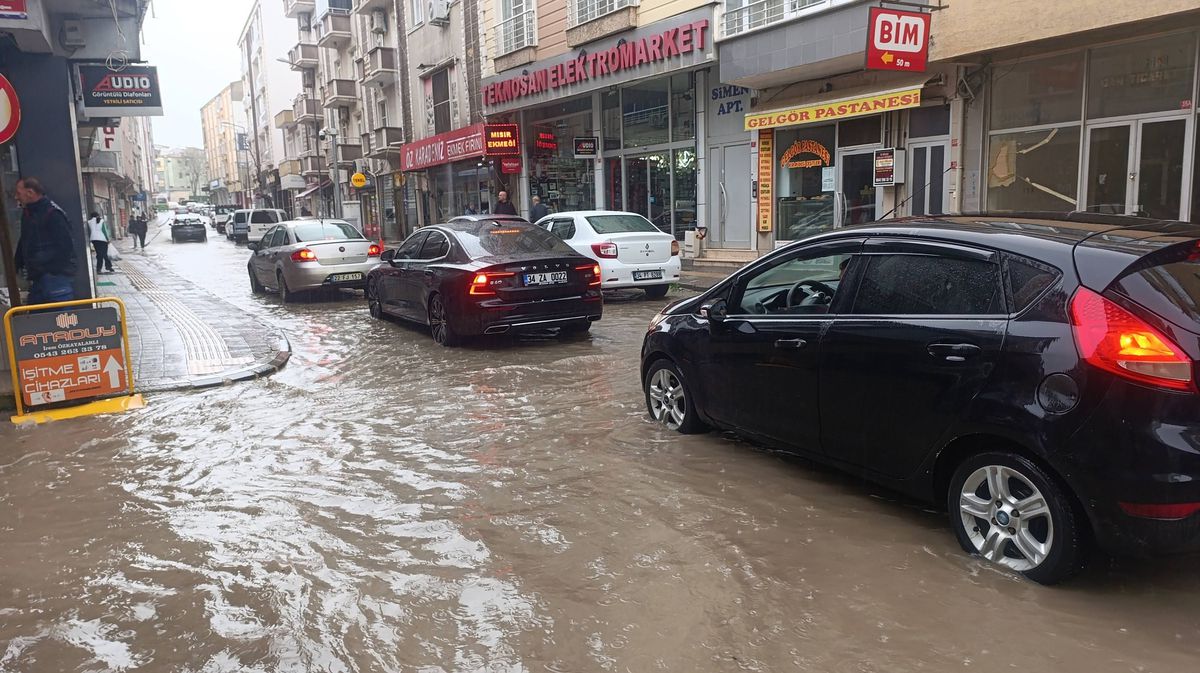 Edirne Uzunköprü’de Sağanak Yağış Yolları Göle Çevirdi, Trafik Kilitlendi