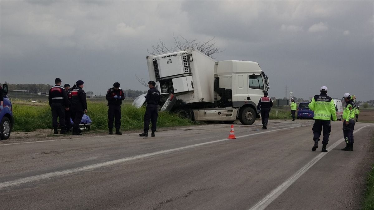 Adana Ceyhan'da Tır ile Otomobil Çarpıştı: Genç Sürücü Hayatını Kaybetti