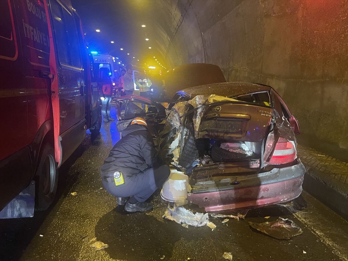 Bolu Dağı Tüneli'nde Trafik Kazası: Arıza Yapan Otomobile Tır Çarptı, 5 Kişi Yaralandı