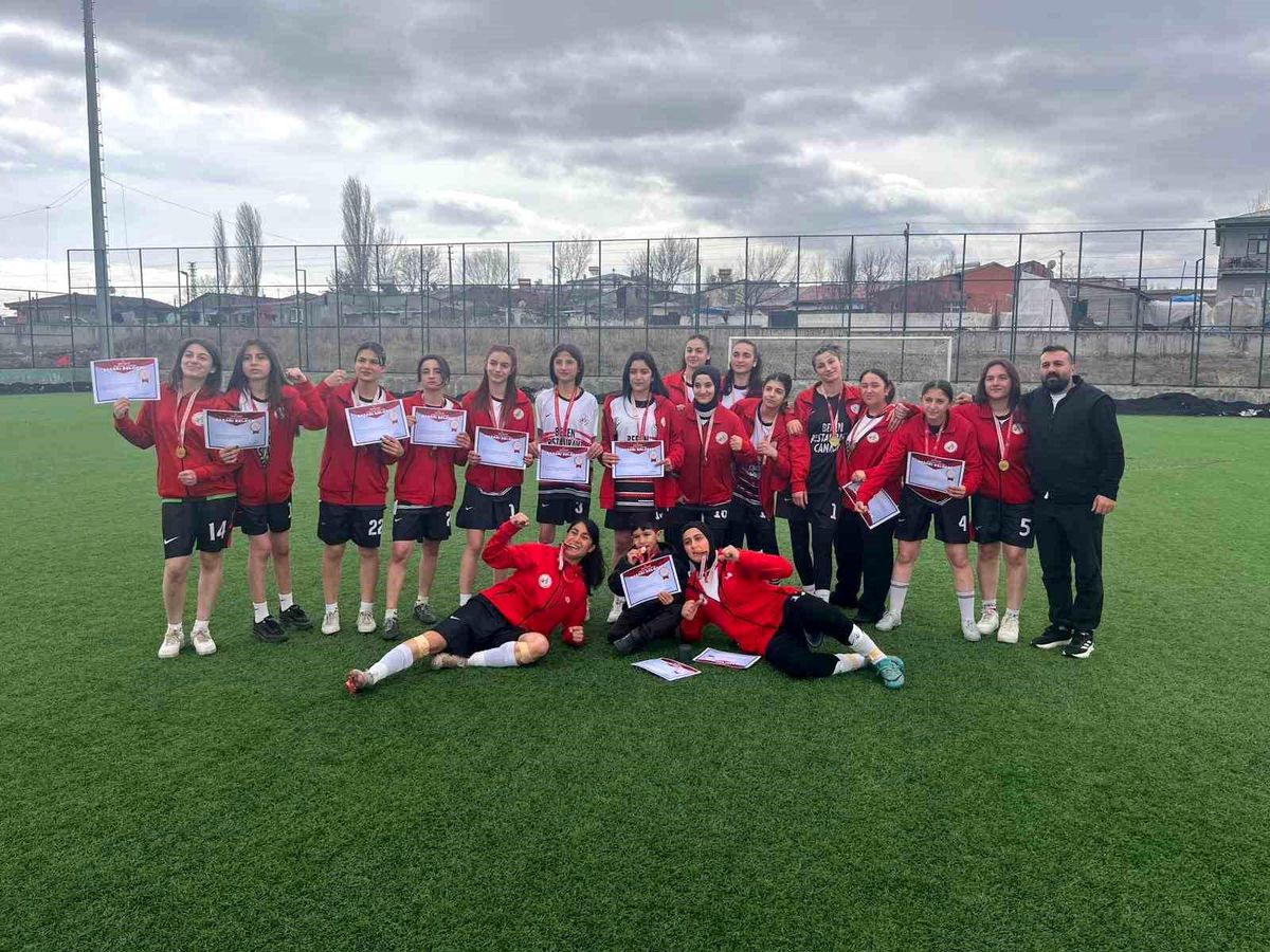 Ağrı Spor Lisesi Kız Futbol Takımı, Kars Bölge Müsabakalarında Türkiye Finallerine Yükseldi