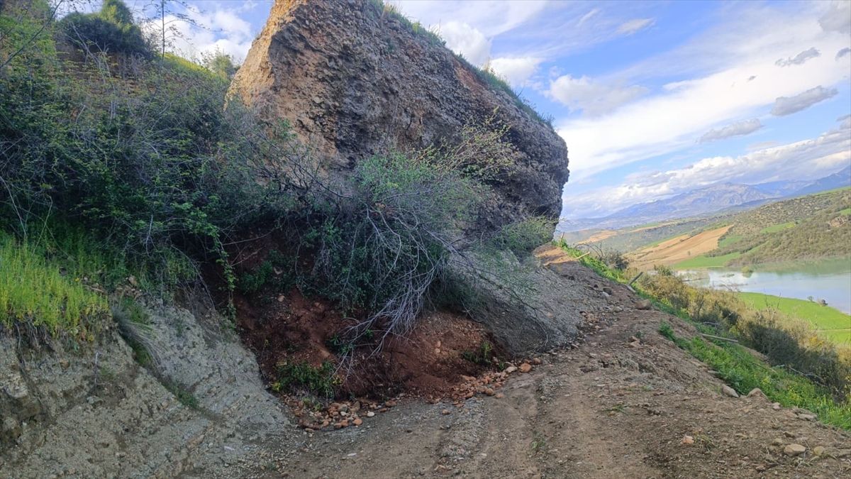 Adana Aladağ’da Sağanak Sonrası Yola Yuvarlanan Kaya, Hayvancılık Yolunu Kapattı