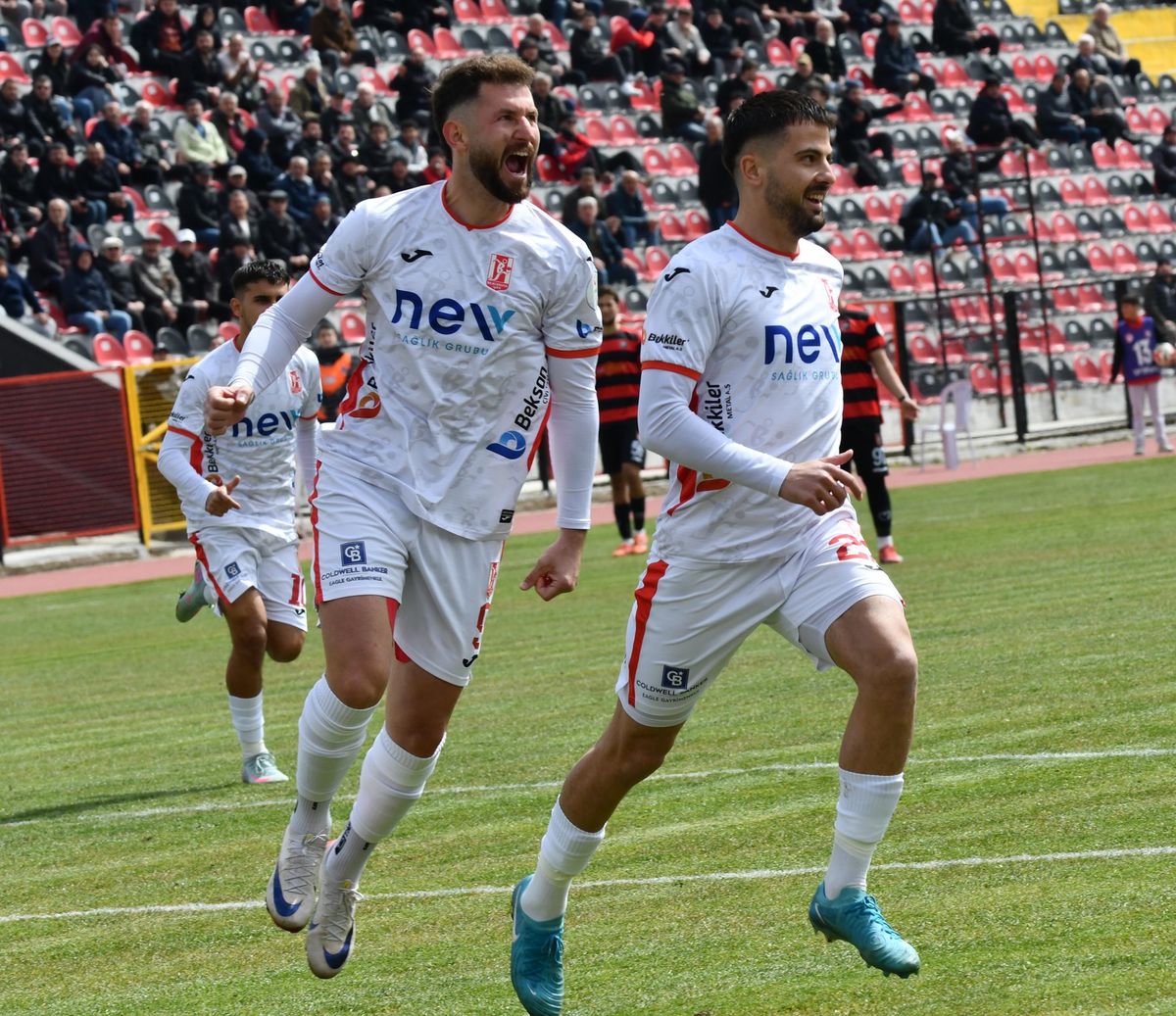 TFF 3. Lig 4. Grup'ta Ege Derbileri Kritik Hafta: Play-Off Mücadelesi Kızışıyor