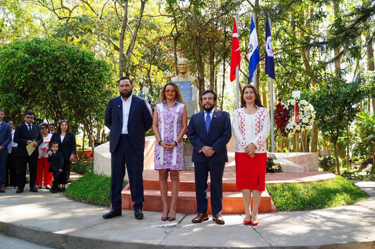 El Salvador’da Türkiye Parkı Açıldı: Atatürk Büstüyle Dostluk ve İşbirliği Sembolü
