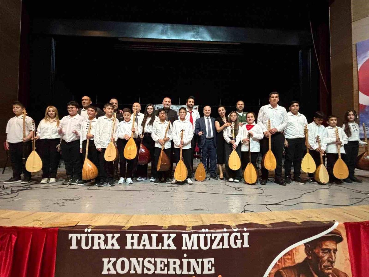 Adana Ceyhan’da Bağlama Kursu İlk Mezunlarını Verdi: Gençler Türk Halk Müziğini Sahneye Taşıdı