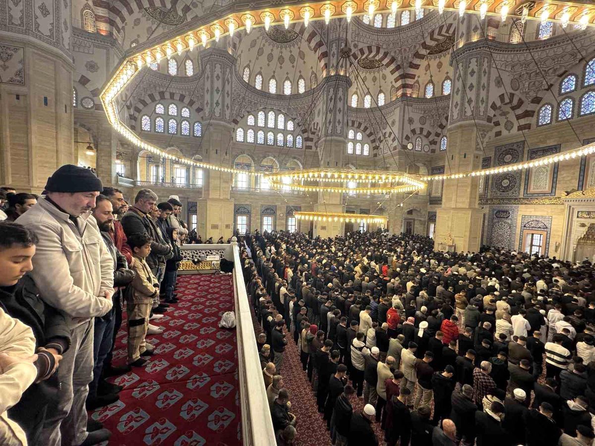 Adana'da Ramazan Bayramı Namazı Coşkuyla Kılındı