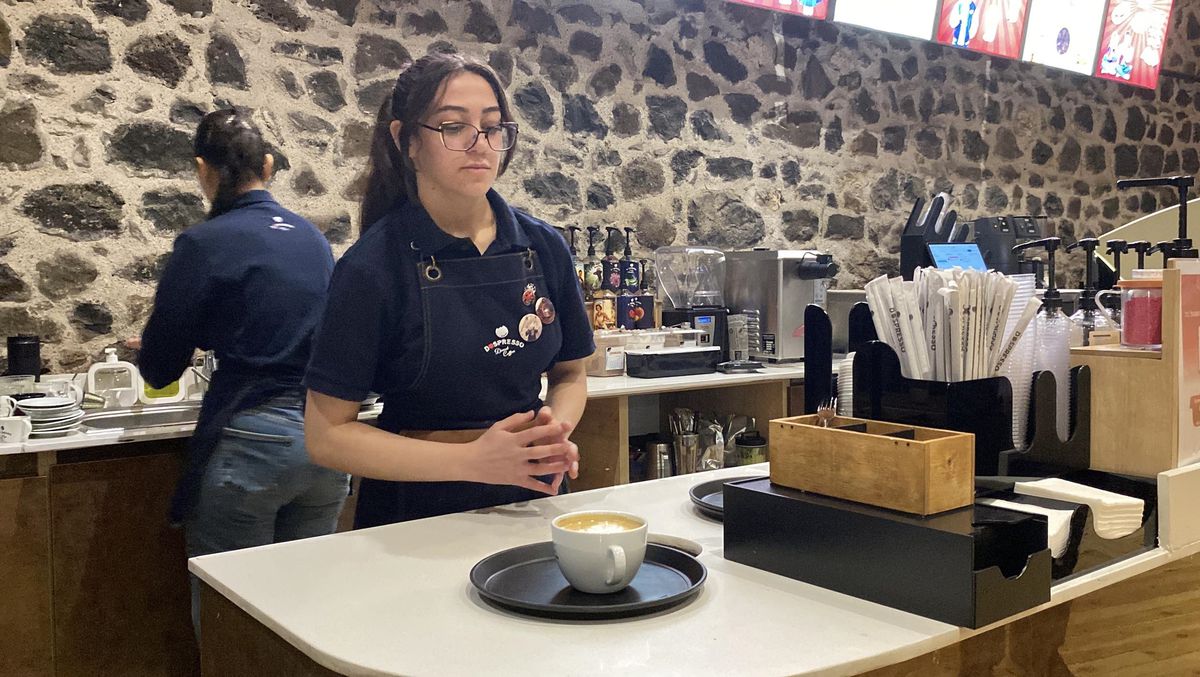 Kars'ta Çene Kırığıyla Mücadele Eden Genç Yazar, Baristalık Yaparak Kitabını Bastırdı