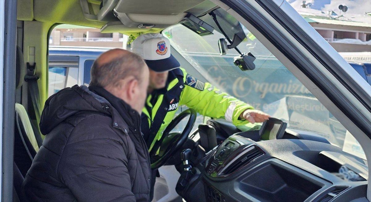 Erzurum Jandarmasından 2 Bin 512 Kişiye Standart Dışı Plaka ve Multimedya Sistemi Eğitimi