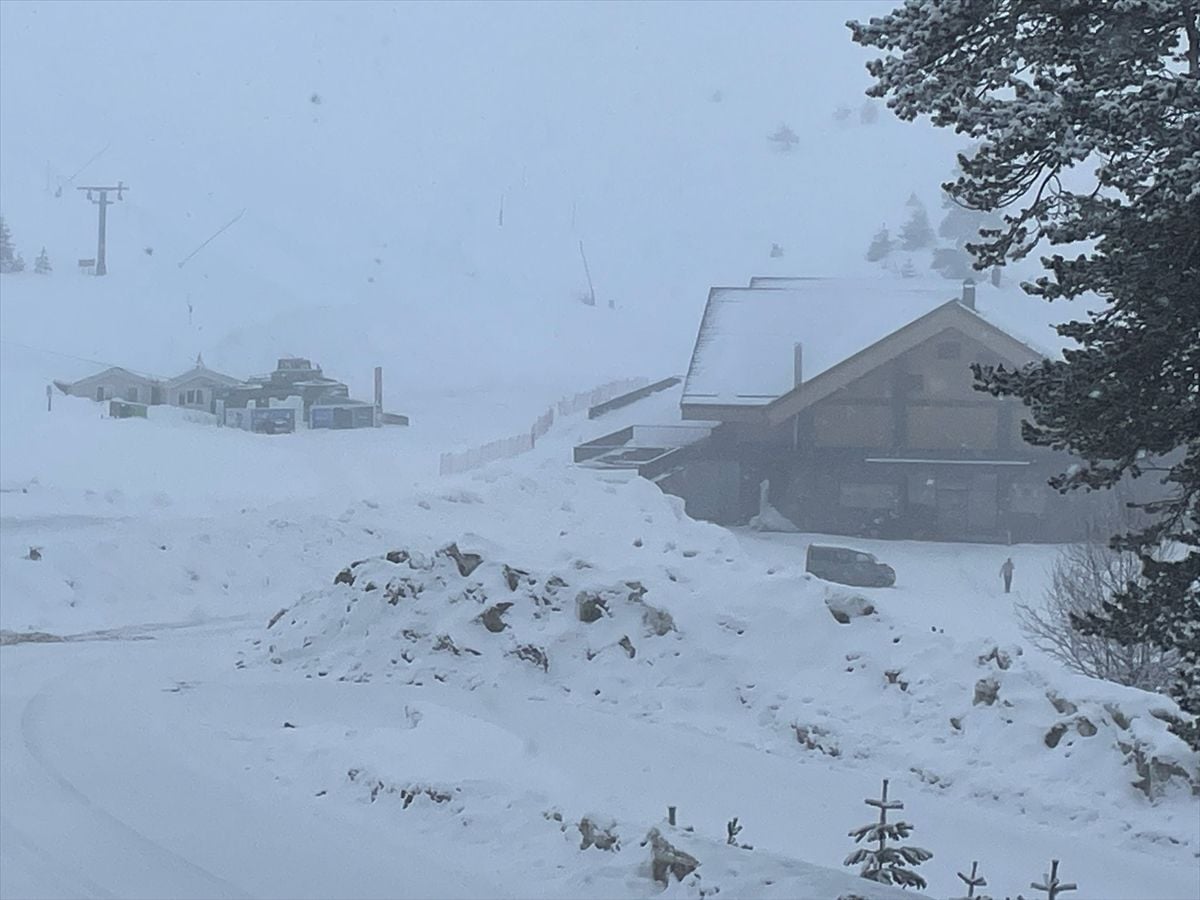 Bolu'da Kartalkaya ve Yaylalarda Yoğun Kar Yağışı Başladı