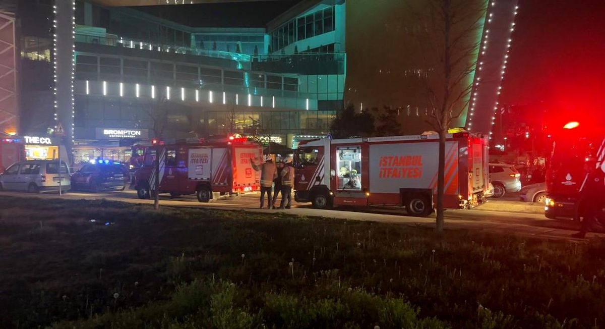 Kağıthane’de Alışveriş Merkezinde Korkutan Yangın! Çalışan ve Müşteriler Tahliye Edildi