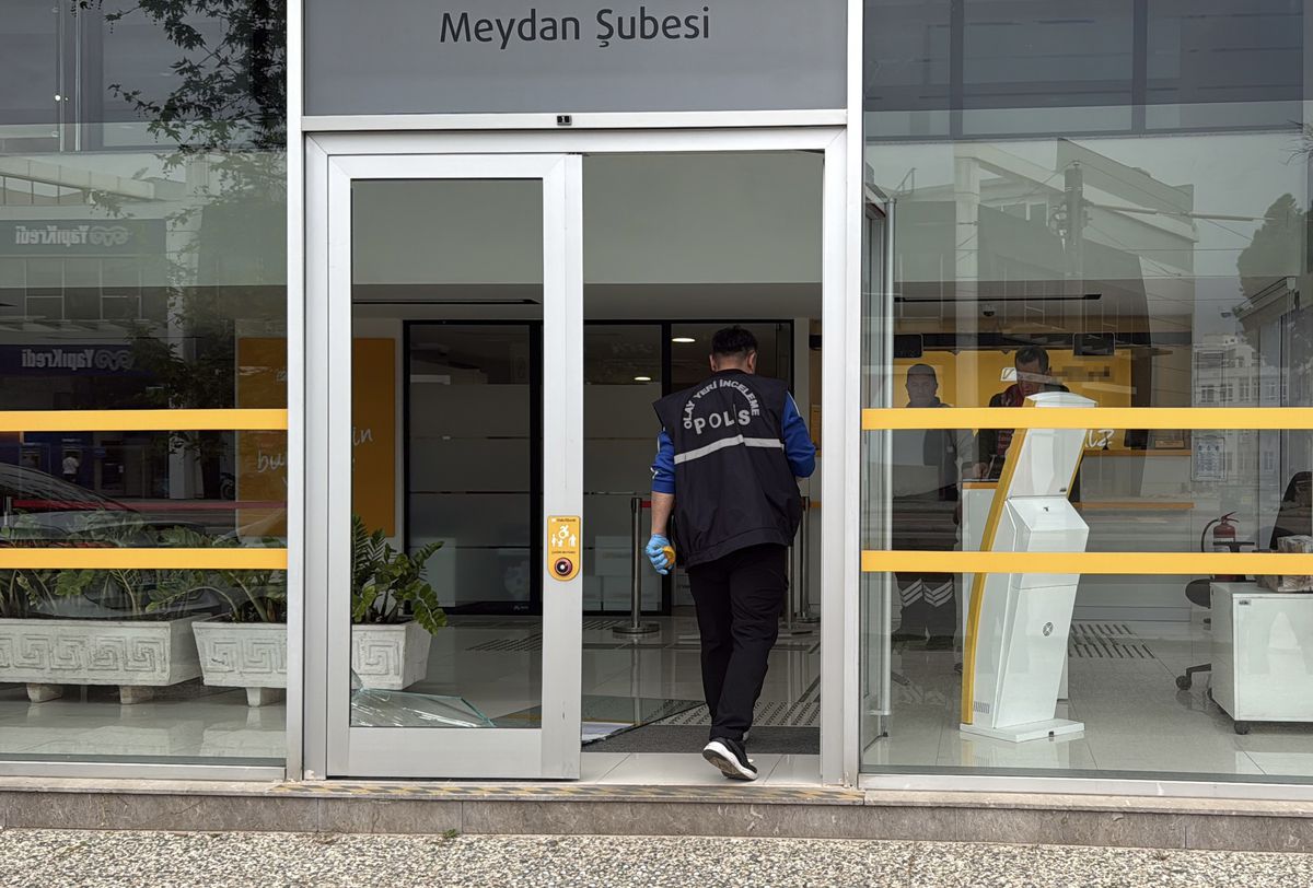 Antalya'da Banka Şubesine Gece Yarısı Saldırı: Cam Kırıldı, Hırsızlık Olmadı