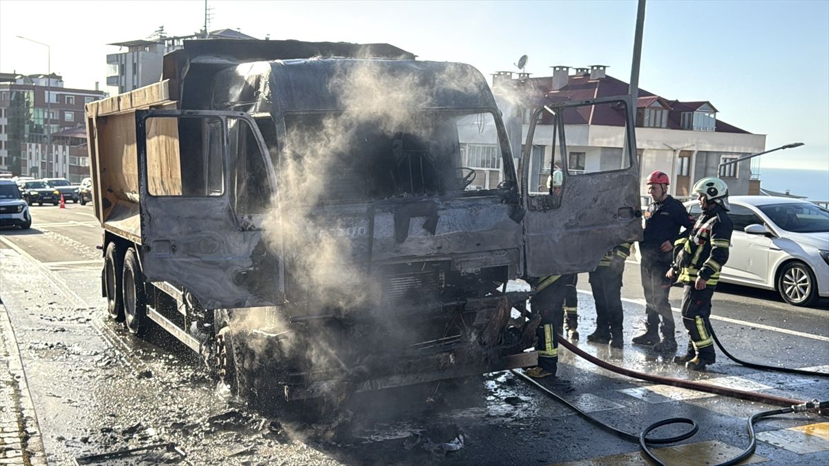 Trabzon Ortahisar'da Hafriyat Yüklü Tır Motorundan Çıkan Yangın Korkuttu