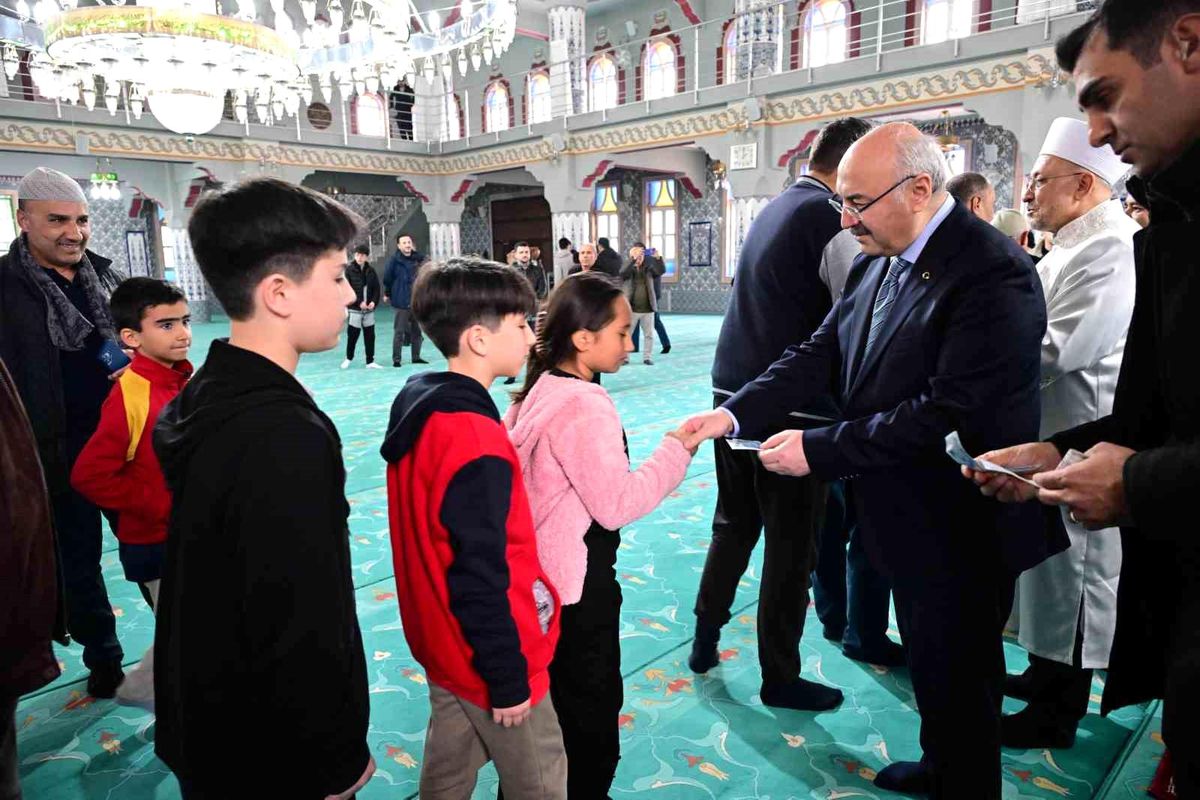 Denizli Valisi Yavuz Selim Köşger, Ramazan Bayramı’nda Görev Başındaki Personel ve Vatandaşlarla Bayramlaştı