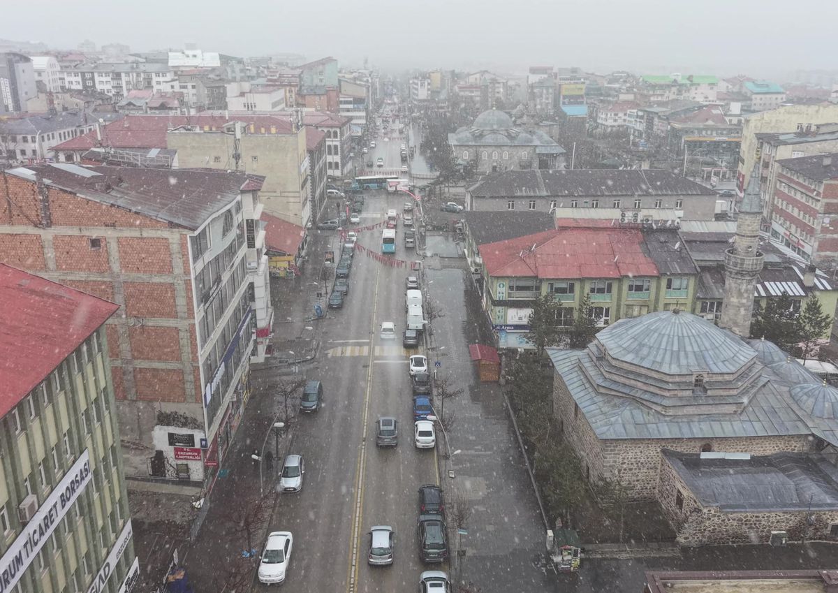 Erzurum’da Sürpriz Kar Yağışı: Kent Merkezi ve Palandöken Beyaza Büründü