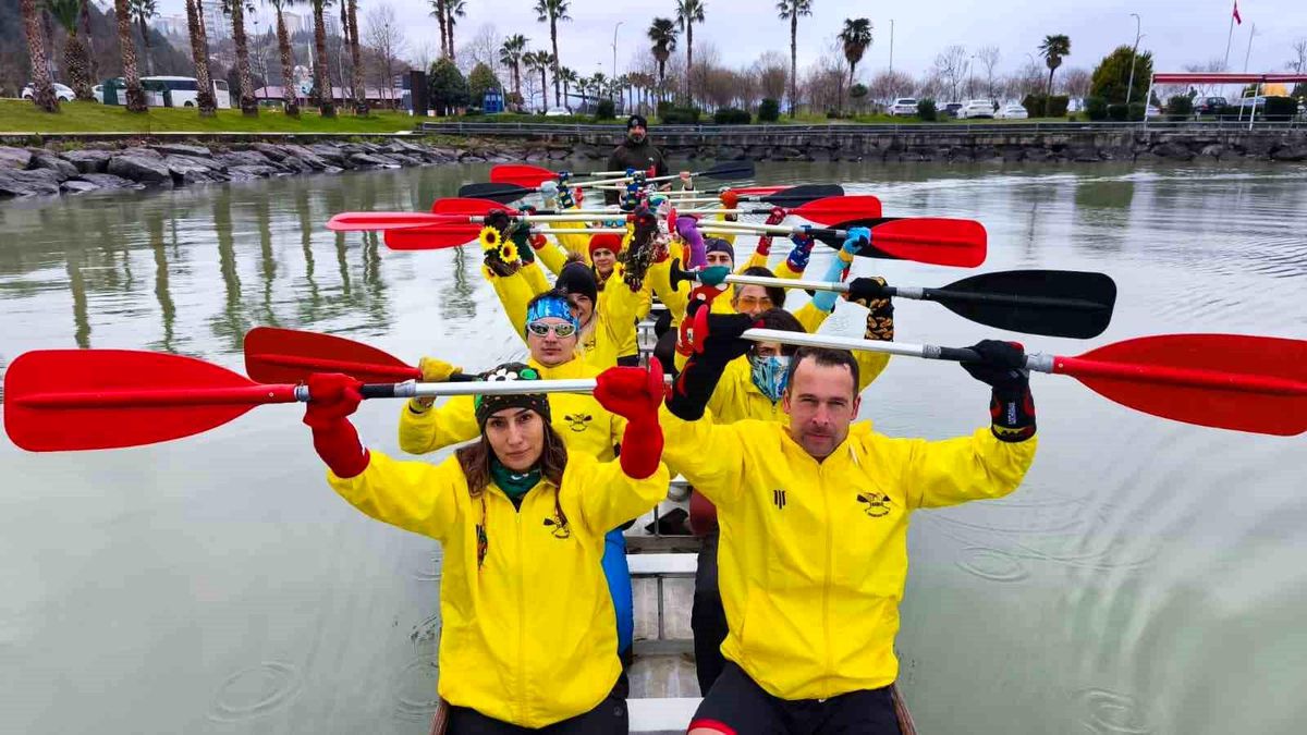 Samsun'da Sporcular Renkli Çoraplarla Down Sendromu Haftası’nda Farkındalık Yaratıyor