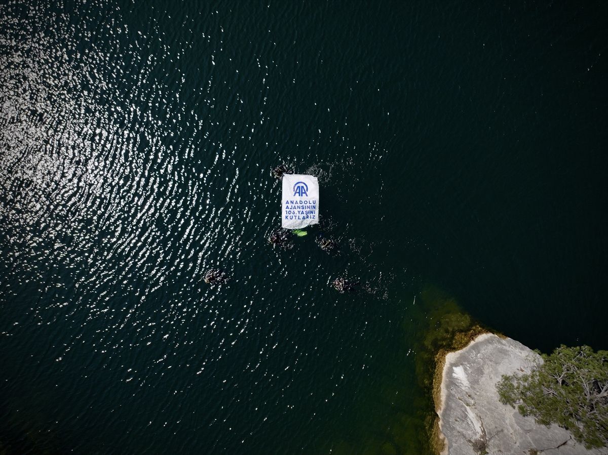 Samsun AFAD Dalgıçları, Anadolu Ajansı’nın 106. Yılını Altınkaya Barajı’nda Su Altında Kutladı