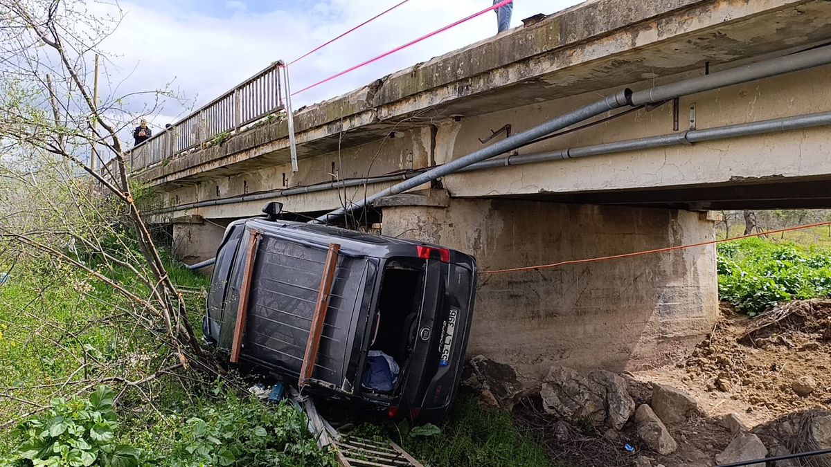 İnegöl'de Köprüde 3 Araç Birbirine Girdi: Hafif Ticari Araç Dere Yatağına Uçtu, 4 Yaralı