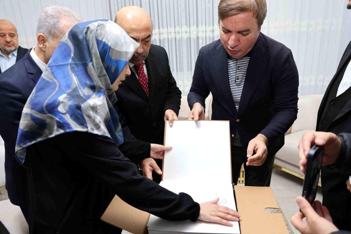 Erzincan Valisi’nden Görme Engelli Hafız Kader Macit’e Braille Kur’an-ı Kerim Hediyesi