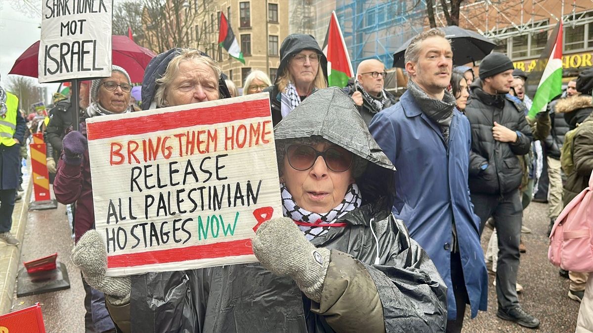 İsrail Saldırıları ve Filistinli Esirlerin İdam Kararı Stockholm’de Büyük Protesto ile Gündemde