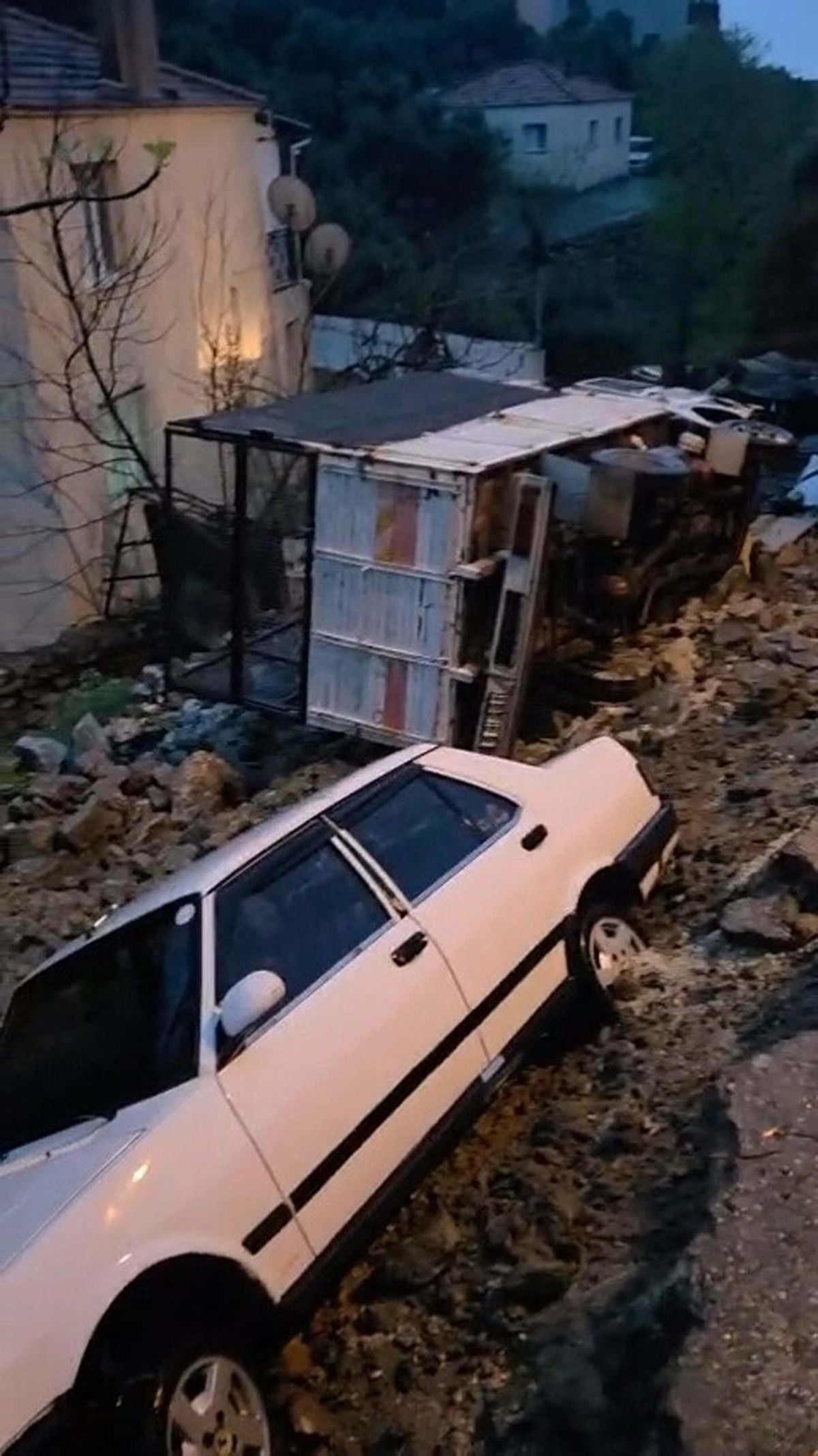 Aydın’da Şiddetli Sağanak Sonrası Heyelan ve Sel Felaketi: Otomobiller Hasar Gördü, Yollar Çöktü