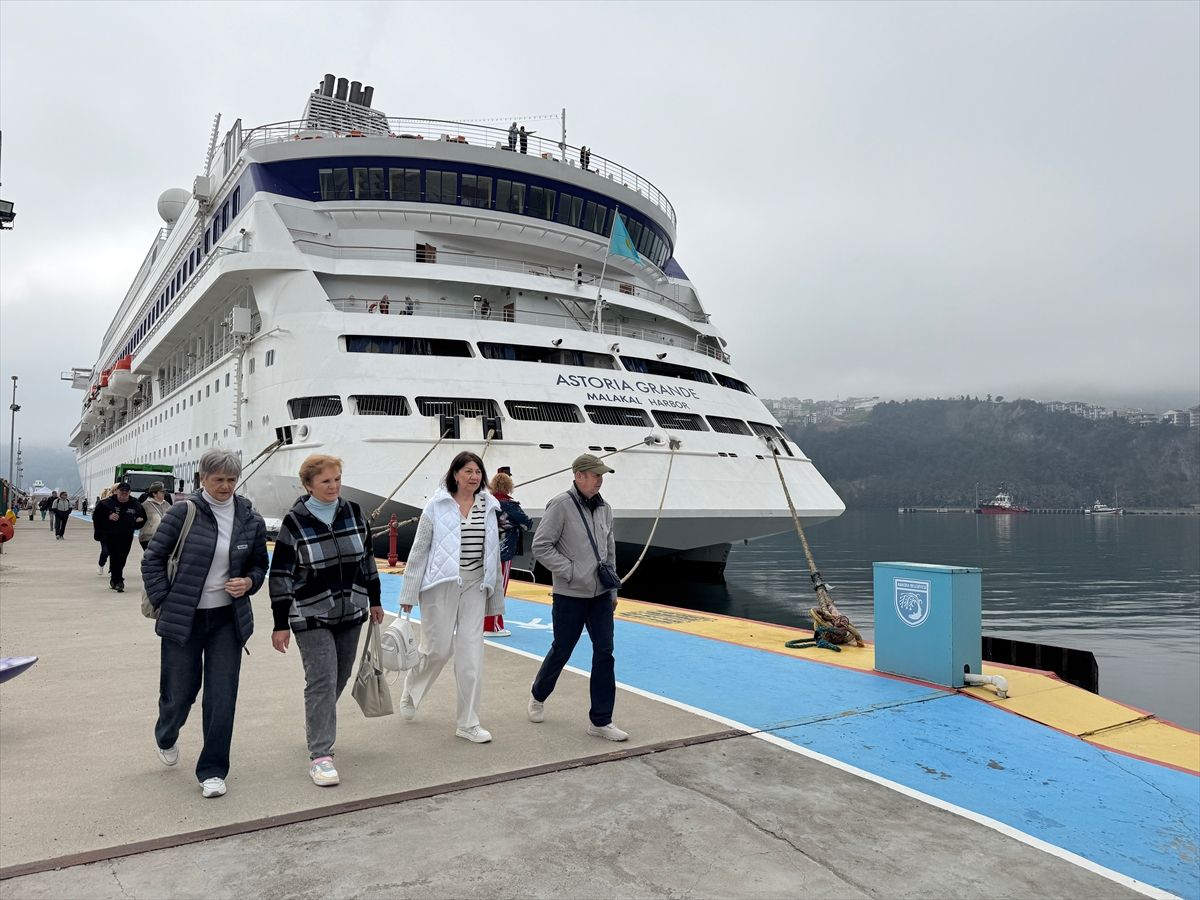 Rusya'dan Gelen  Astoria Grande  Kruvaziyeri 94. Kez Amasra Limanı'na Demirledi