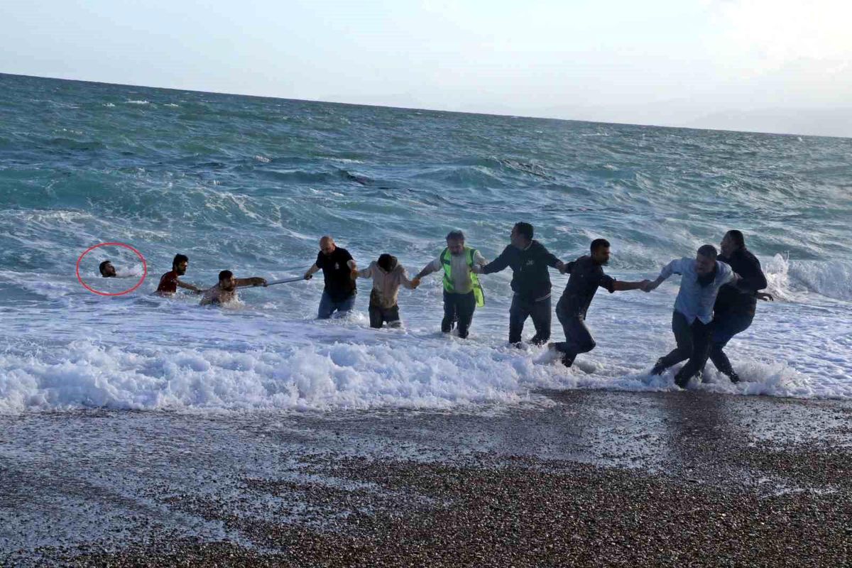 Antalya'da Rüzgarlı Denizde Boğulma Tehlikesi: 26 Yaşındaki Kuzen Hayatını Kaybetti