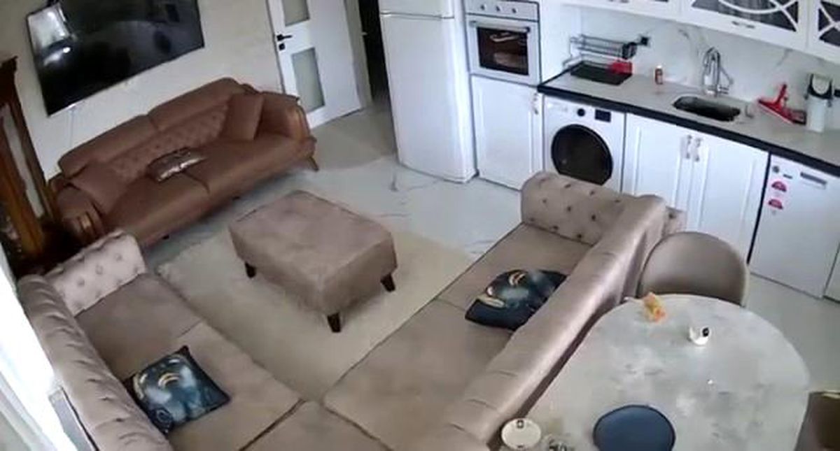 Van Tuşba’da 5.2 Şiddetindeki Deprem Anı Güvenlik Kamerasında Gerçek Zamanlı Görüntülendi