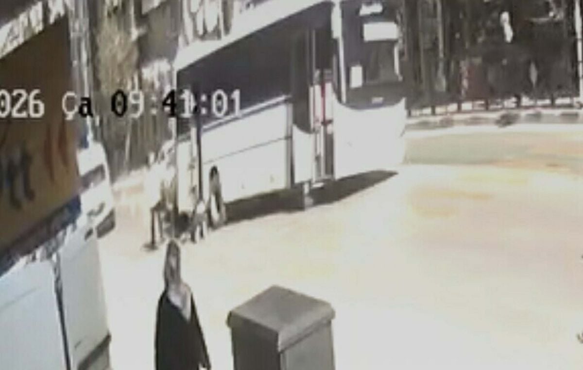 Manisa'da Minibüsün Altında Kalan Adam Ağır Yaralandı, Olay Kamerada