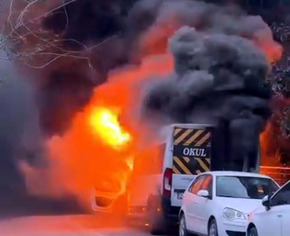 Avcılar'da Park Halindeki Servis Minibüsü Alev Alev Yandı, Yangın Yanındaki Otomobile Sıçradı