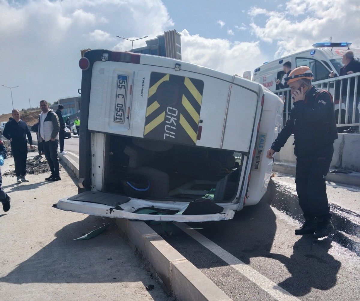 Samsun Atakum'da Devrilen Minibüs Sürücüsü Yaralandı, AFAD Ekipleri Hızla Müdahale Etti