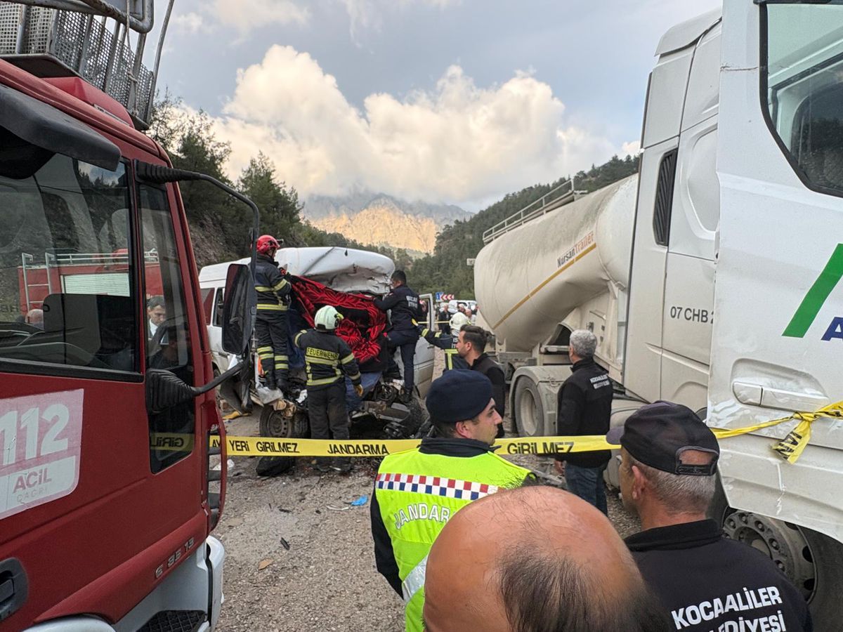 Bucak'ta Minibüs ile Beton Mikseri Çarpıştı: 7 Tarım İşçisi Hayatını Kaybetti
