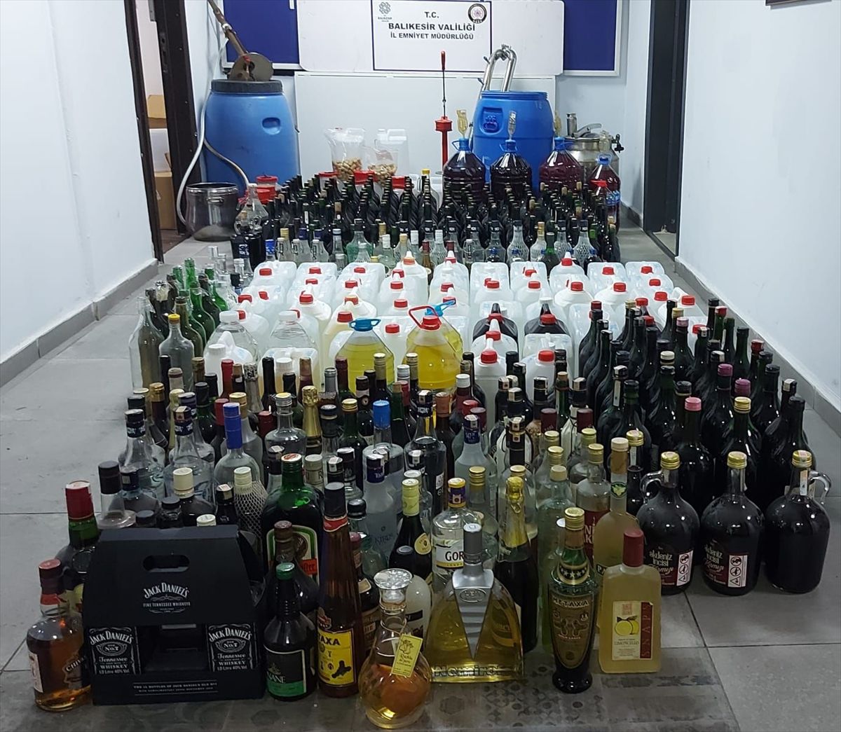 Ayvalık'ta Kaçak İçki Operasyonu: 2 Şüpheli Tutuklandı