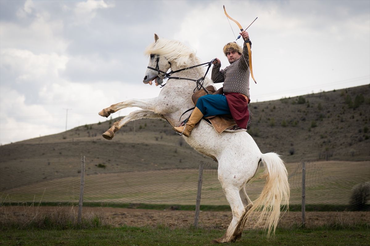 Milli Takım Atlı Okçusu Avukat Alperen Alptekin Ata Sporunun Olimpiyatlara Girmesini İstiyor