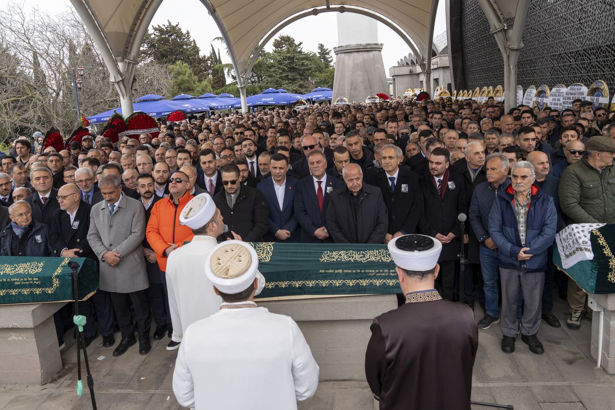 Üsküdar Belediye Başkanı Sinem Dedetaş'ın Babası İbrahim Serhan Vefat Etti: Cenaze Töreni Yoğun Katılımla Gerçekleşti