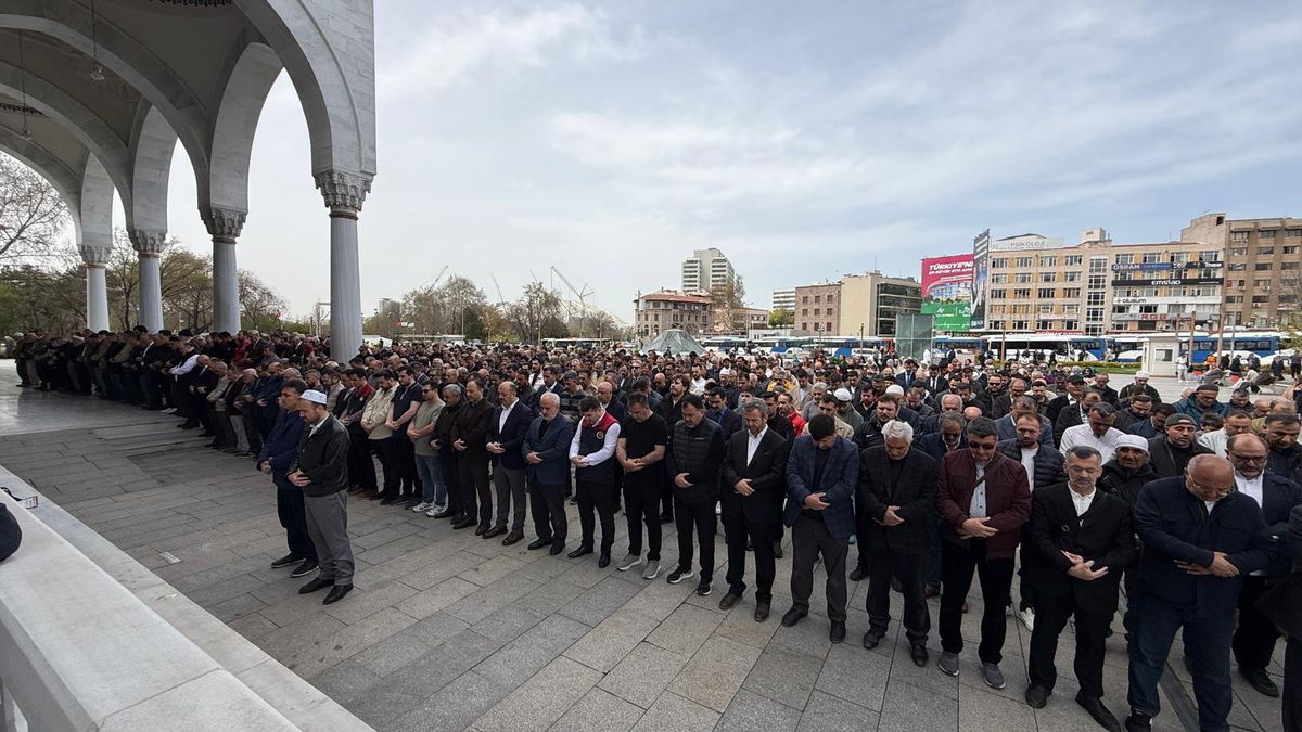 Kahramanmaraş'taki Silahlı Okul Saldırısında Hayatını Kaybedenler İçin Türkiye Genelinde Gıyabi Cenaze Namazı Kılındı