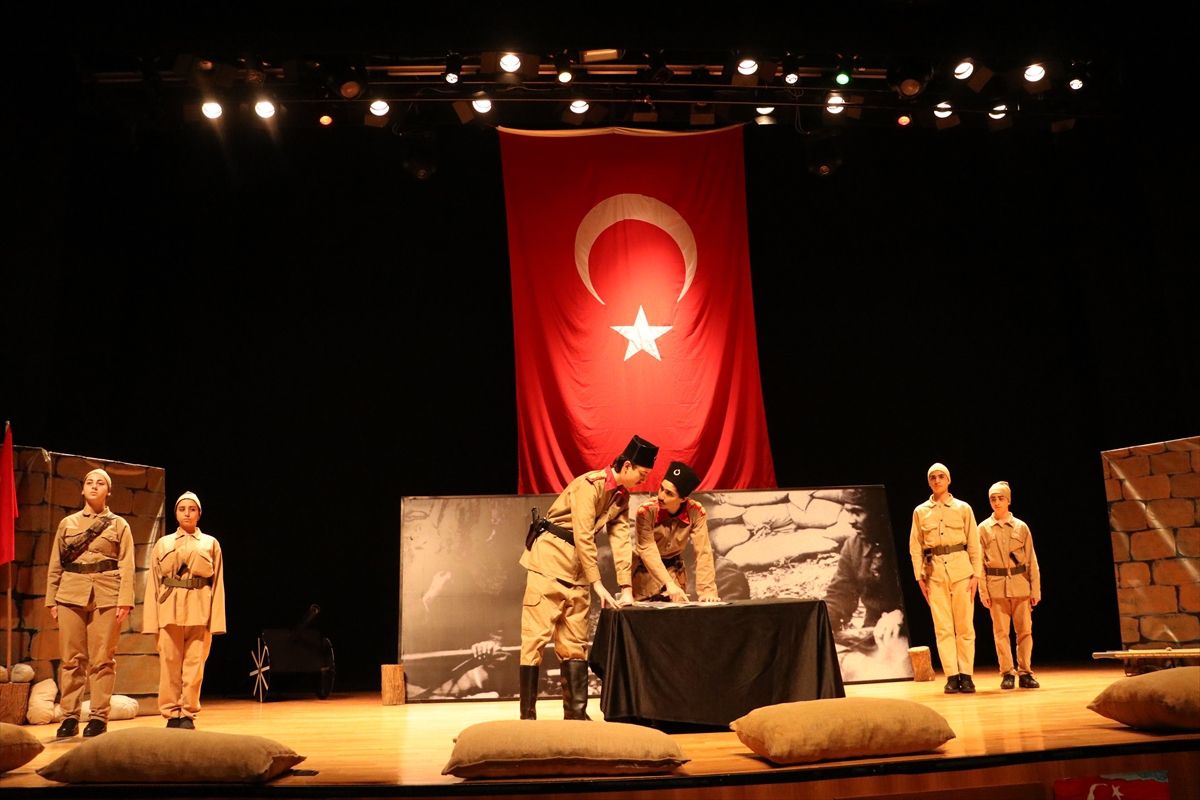 Kayseri’de Lise Öğrencilerinden  Son Nefes Çanakkale  Tiyatro Oyunu Sahnelendi
